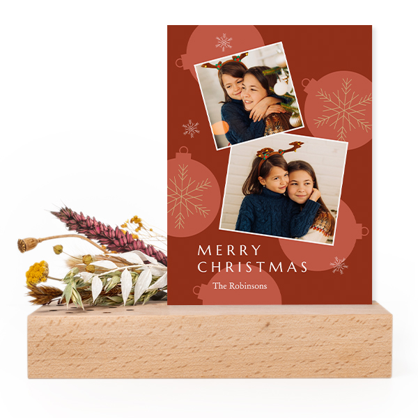 Wooden block with dried flowers and forex card Wooden block with dried flowers and forex card