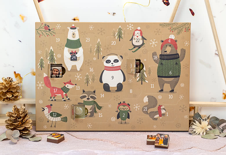 Gepersonaliseerde chocolade adventskalender met feestelijke dierenillustraties op een bruine achtergrond. Bevat aanpasbare fotovensters.