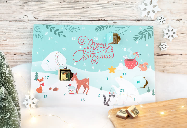 Gepersonaliseerde chocolade adventskalender met een lichtblauwe achtergrond, met feestelijke dierenillustraties en de tekst "Merry Christmas."