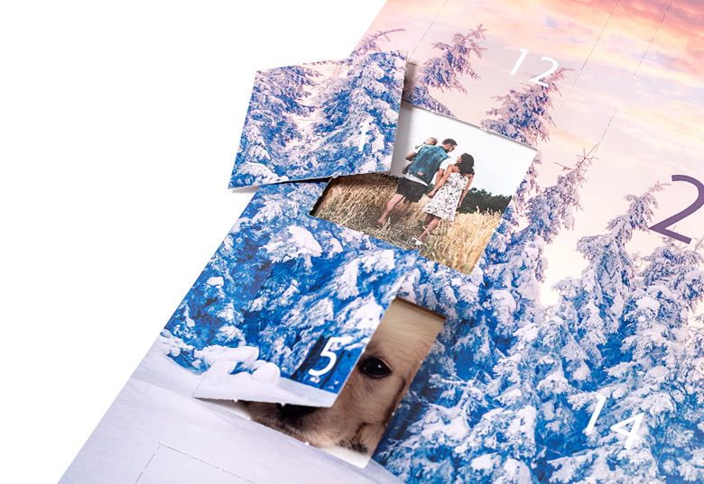 Foto-adventskalender met besneeuwd blauw en wit boomontwerp, met gepersonaliseerde fotovensters die familie- en huisdierafbeeldingen onthullen.