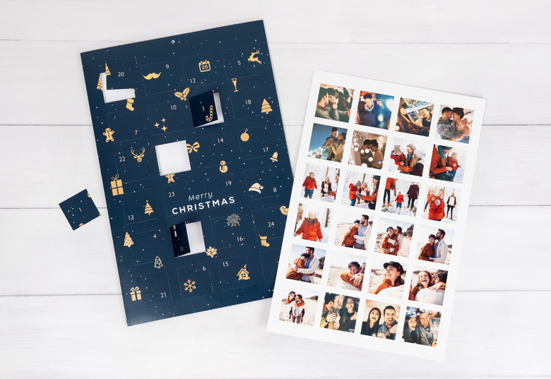 Donkerblauwe foto-adventskalender met gouden feestelijke symbolen en aanpasbare fotoslots, vergezeld van een blad met persoonlijke foto