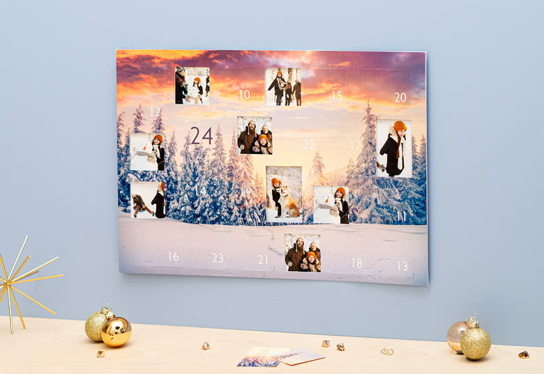 Gepersonaliseerde foto-adventskalender met een besneeuwd boslandschap en een zonsondergang achtergrond, met aangepaste foto