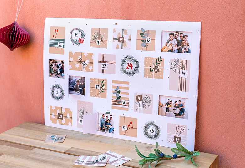 Gepersonaliseerde foto-adventskalender met een beige en wit ontwerp met natuurthema-illustraties en familiefoto