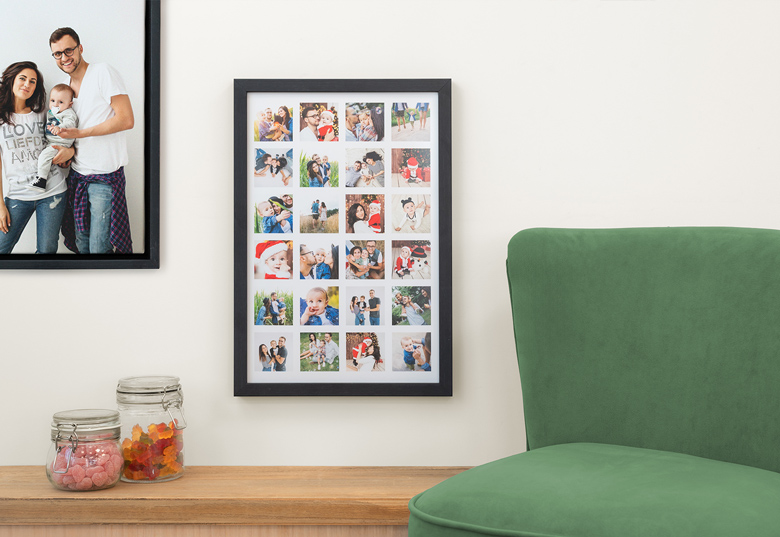 Gepersonaliseerde foto-adventskalender met een zwarte lijst, met 24 kleurrijke, aanpasbare fotoslots, weergegeven aan een muur.