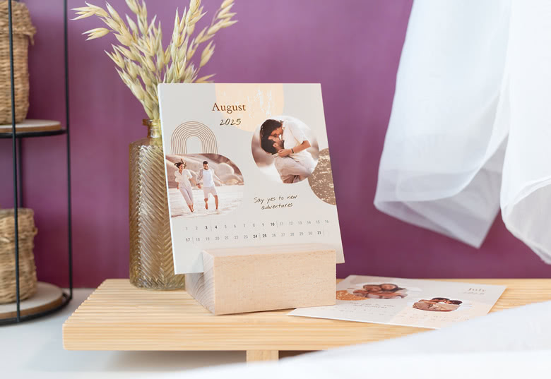 Bureaukalender in houten houder