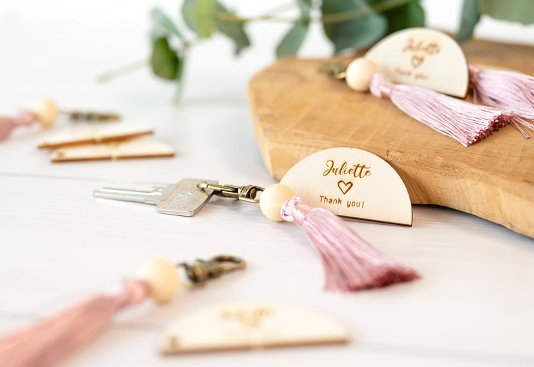 Houten label sleutelhanger met kwastje (set van 6)