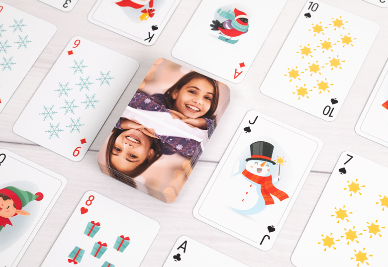 Gepersonaliseerde speelkaarten met kerstthema met feestelijke ontwerpen en een aanpasbare foto op de achterkant, perfect voor vakantieplezier.