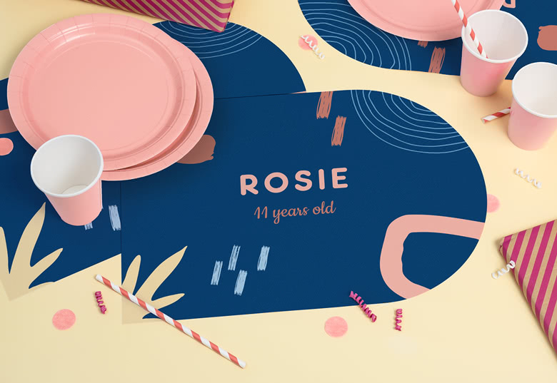 Gepersonaliseerde placemats set met een donkerblauwe achtergrond met abstracte vormen en de naam "Rosie" en "11 jaar" in roze.