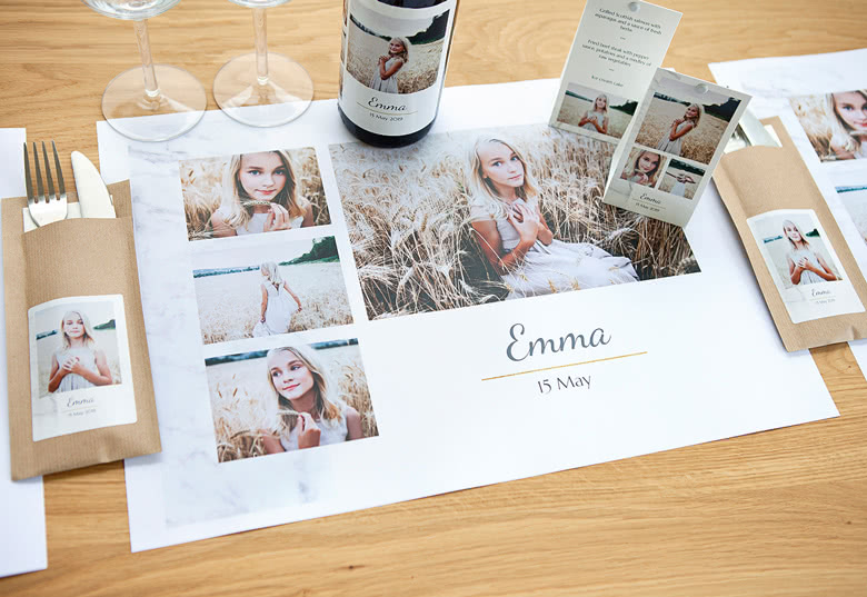 Gepersonaliseerde placemats met meerdere foto’s van een meisje in een tarweveld, met de naam "Emma" en de datum "15 May" in elegante tekst.