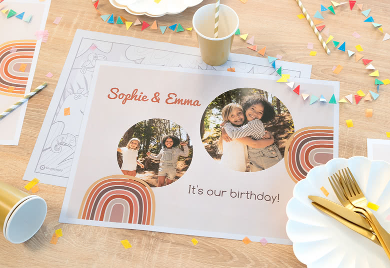 Gepersonaliseerde placemat met twee foto’s van kinderen, met "Sophie & Emma" en "It