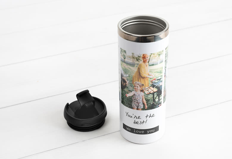 Gepersonaliseerde thermosfles met een eigen foto en tekst, met een zilveren basis, zwarte dop en een witte body die de afbeelding en boodschap weergeeft.
