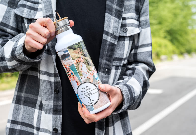 Gepersonaliseerde thermosfles met een collage van vakantiefoto