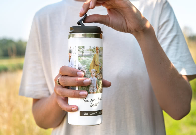 Witte gepersonaliseerde thermos met een zwarte dop, met een collage van familiefoto